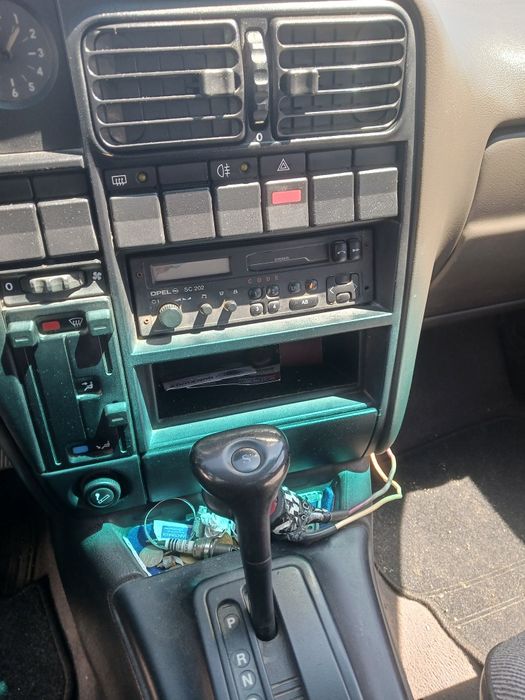 Opel Omega Комби 2.0i автоматик