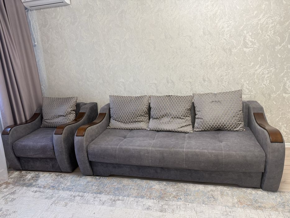 Продам б/у диван и 2 кресла