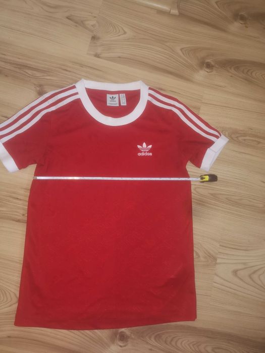 Червен екип Адидас