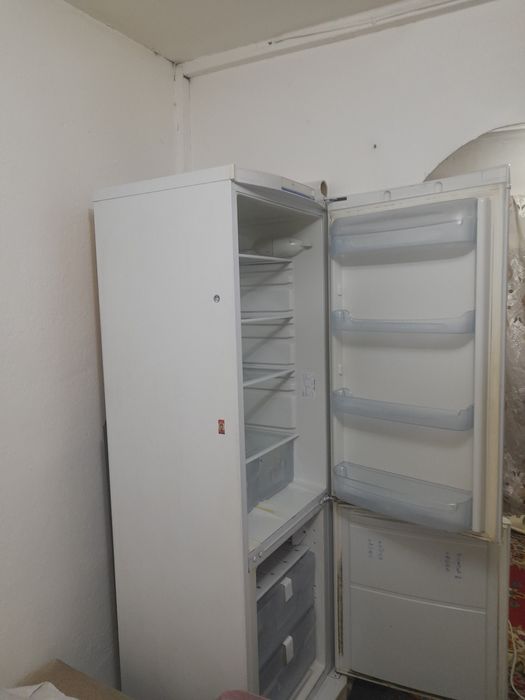 Продам двух камерный холодильник Indezit