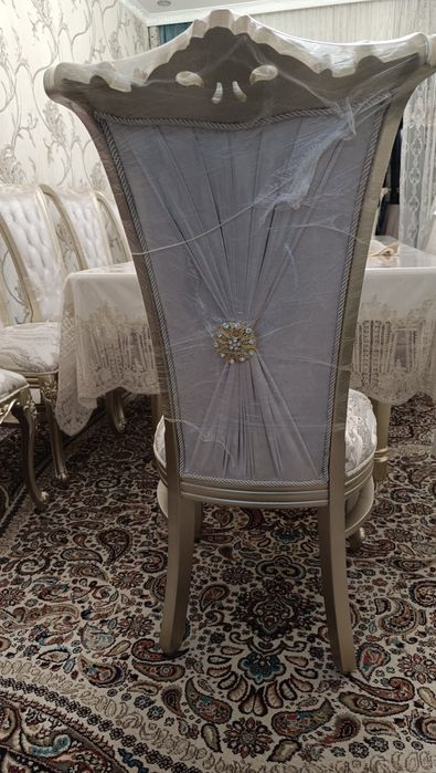 Стол, стул комплект сотилади.