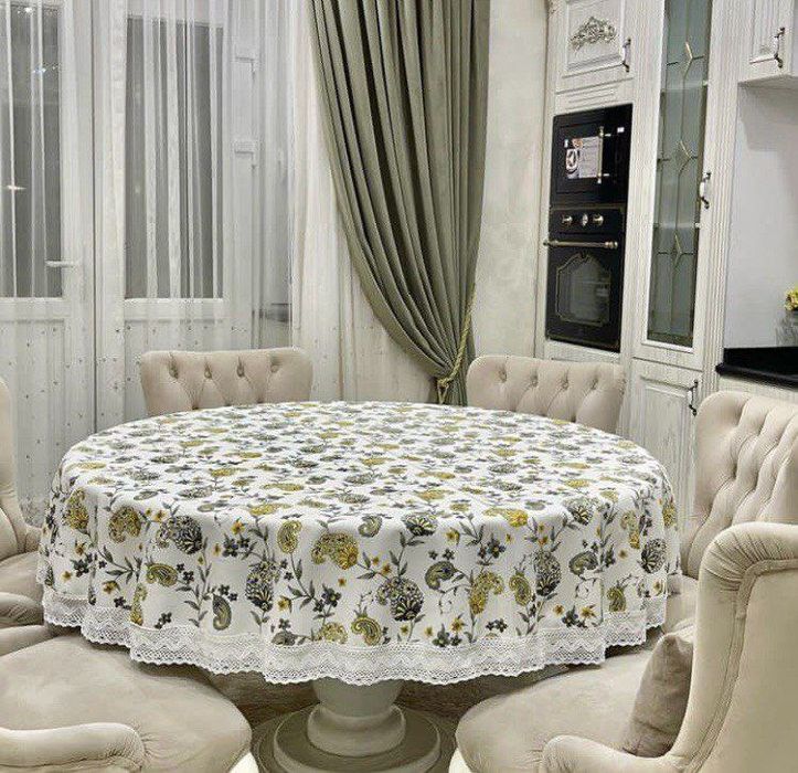 Скатерть с кружевами и бахромой.