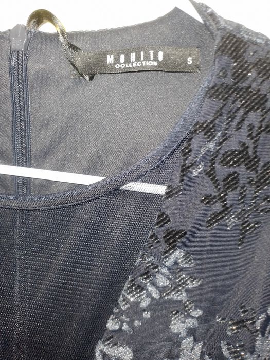 Велюровое платье с глубоким декольте