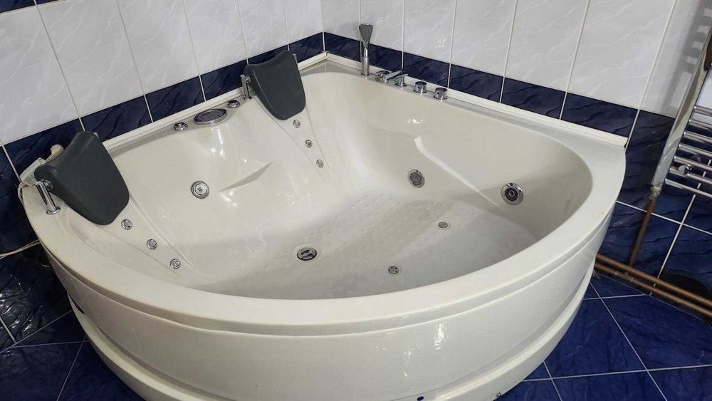 vand cada cu radio si jacuzzy