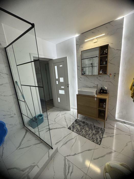 Vand casa cu piscina