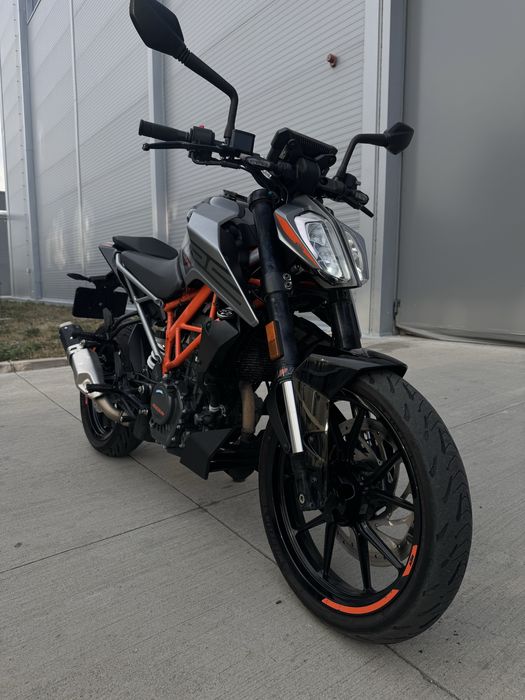 Vand ktm duke 125 an 2023 stare perfecta.
