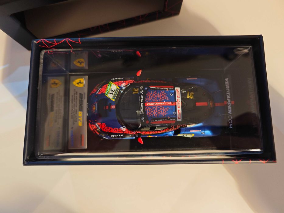 Продавам чисто нов Max Verstappen & Chris Lulham 1:48 модел