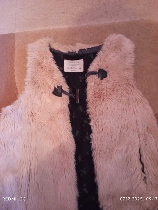 Детски елек за момиче актуален модел.