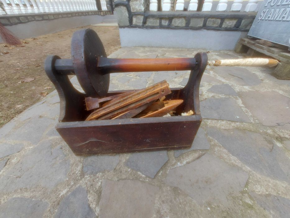 Obiecte vechi:mașina de tors,sucală,obiecte de prelucrat lâna