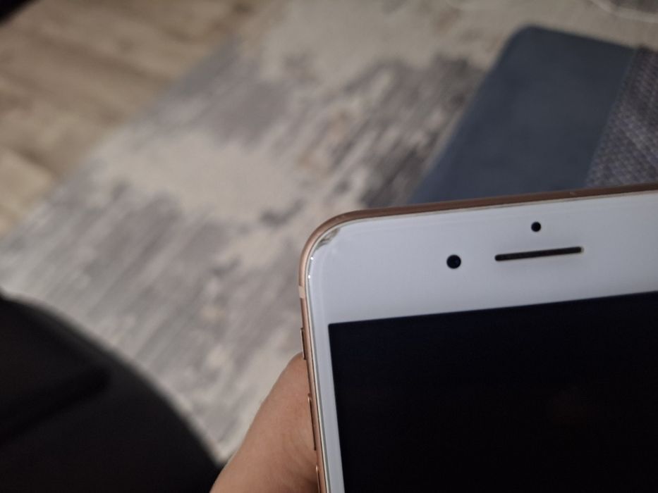 Продам IPhone 8+.