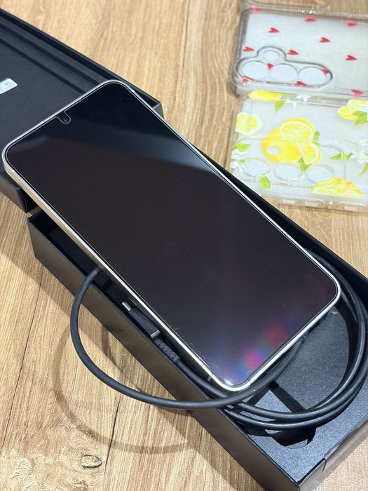 Samsung S24 128gb с 10 кейса