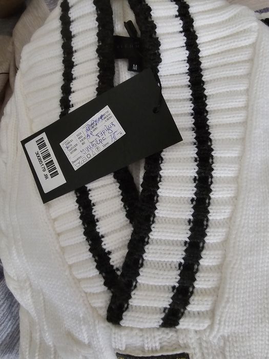 Нов бял луксозен пуловер