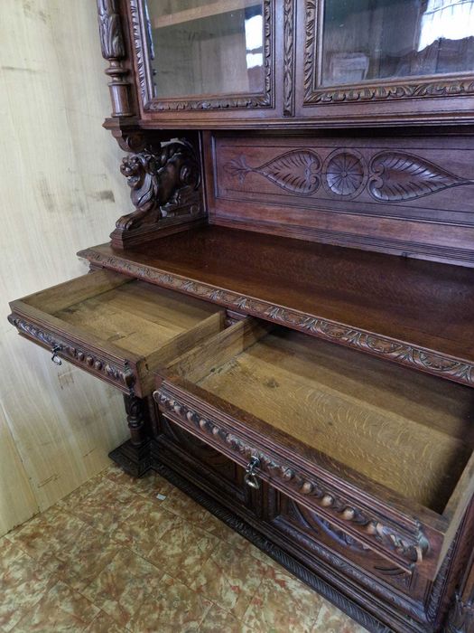 Величествен антикварен бюфет от масивен дъб в стил Неоренесанс