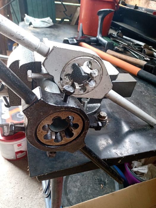 Vând banc de lucru,menghina,ghilotina,nicovala,chei,filiere apa, gaz