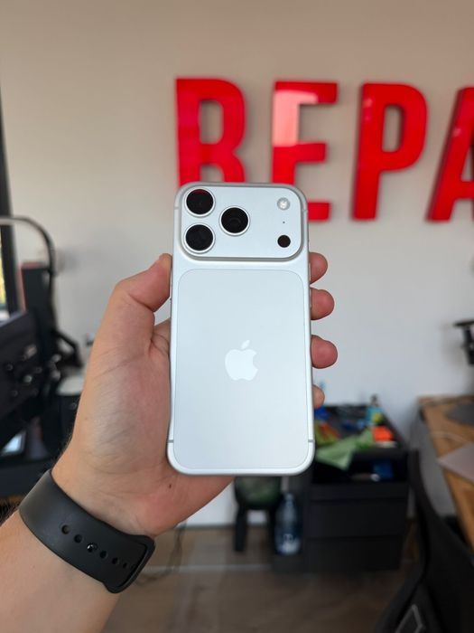 Apple iphone 17 pro  - alb - 256 gb - impecabil cu 2 puncte