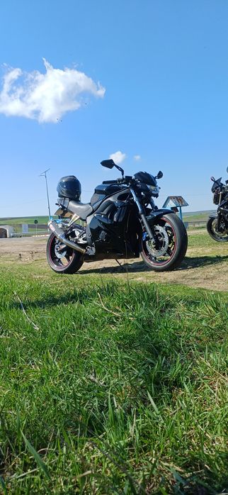 Yamaha R6  2004 . 600cc 120 cp.