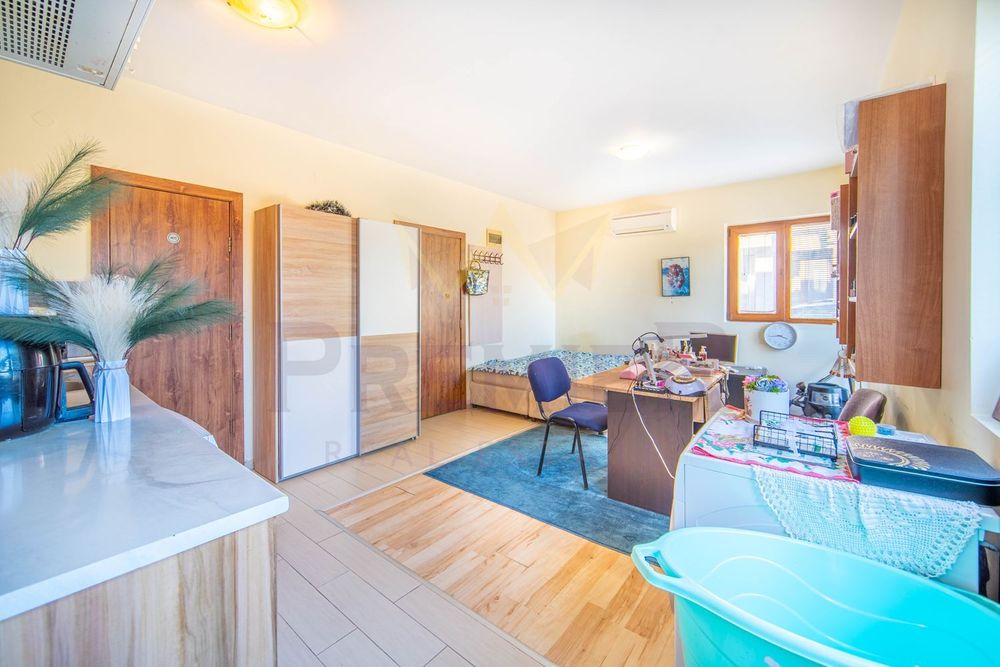 Многофункционална къща с осем апартамента подземен паркинг и морска п