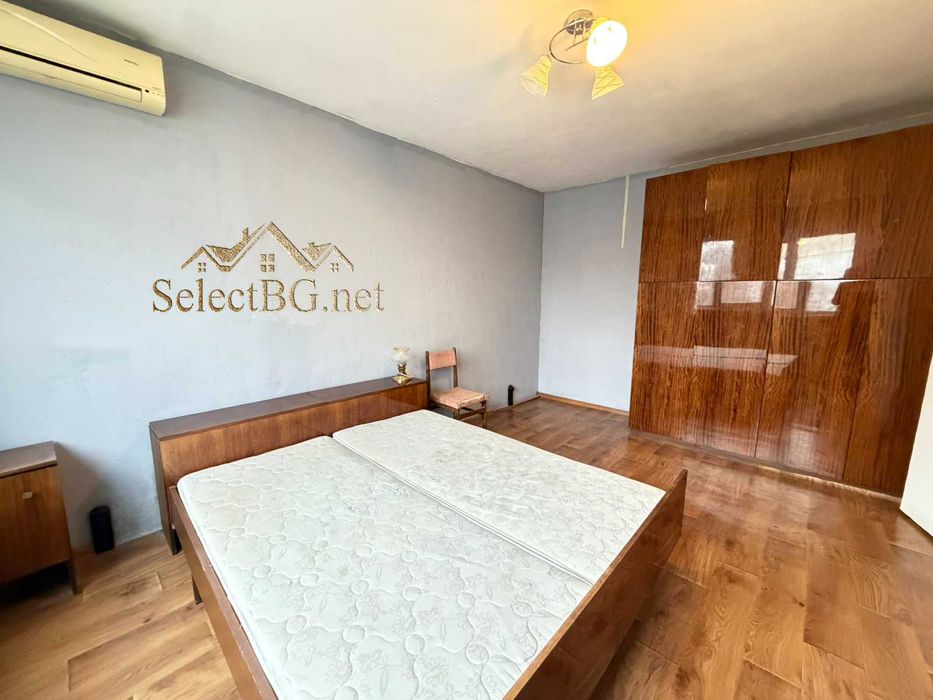 Панелен апартамент  на междинен етаж, южно изложение в кв. Бузлуджа.