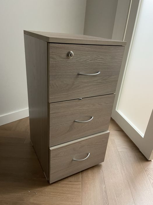 Тумбочка с замком