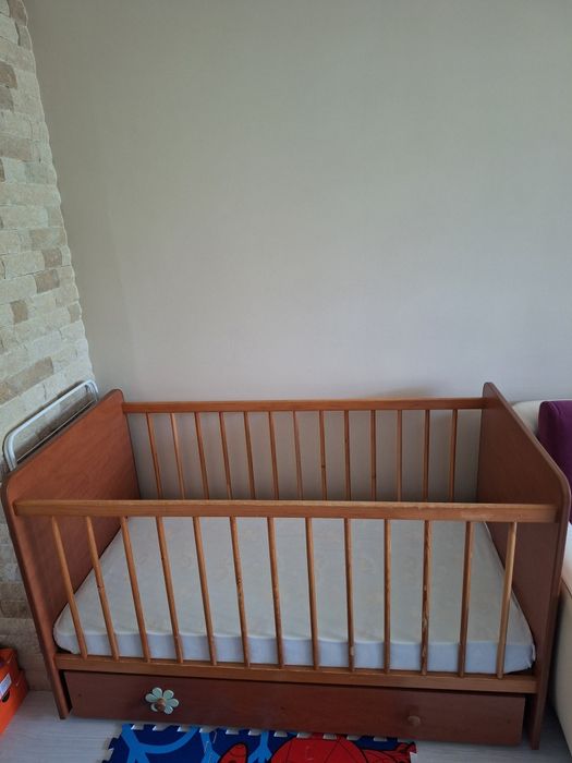 Дървена бебешка кошара