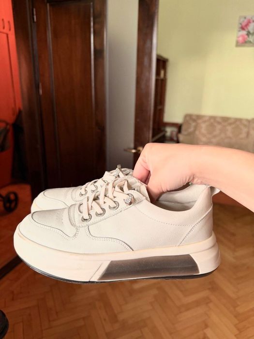 Vând adidași din piele naturală, în stare bună.