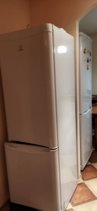 Продам холодильник indesit