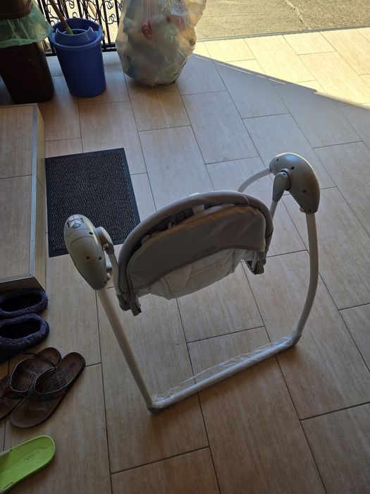 Leagăn pentru bebeluşi funcționează la priză și cu baterii.