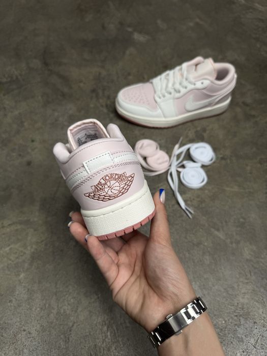 Air Jordan 1 Low Pink White.