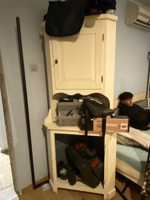 Дървен, ъглов шкаф