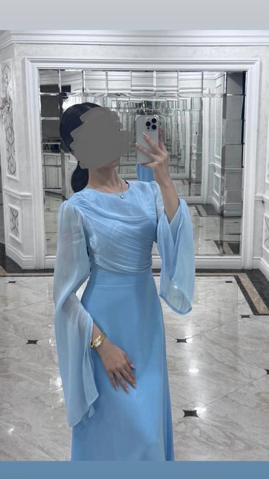 Вечернее платье голубой сатылады.