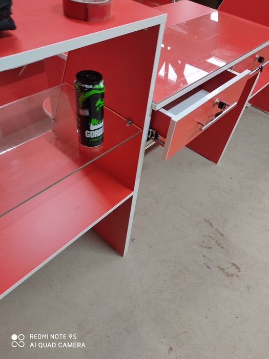 Кассовый стол, ветрина, стеллажи в наличии