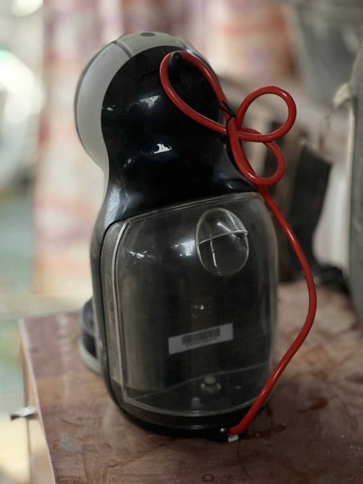 капсульную кофемашину Nescafé Dolce Gusto (DeLonghi). Как новая