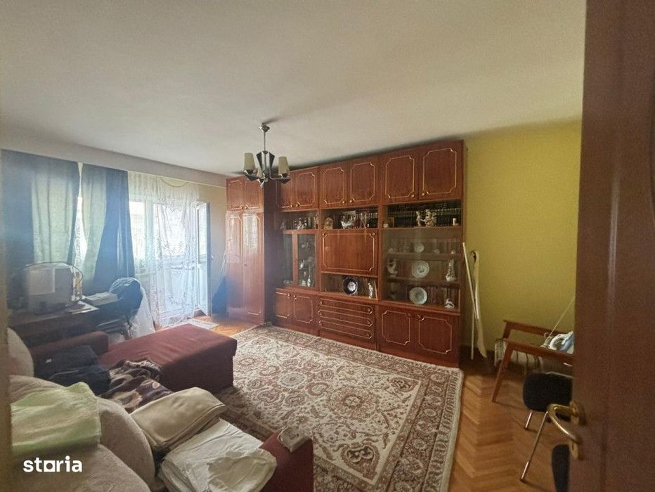 Vanzare - Apartament 3 camere, etaj 4 cu acoperis, finisaje medii, cu — fotografia 1