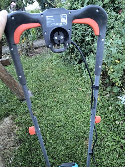 Mașină electrică de tuns gazon