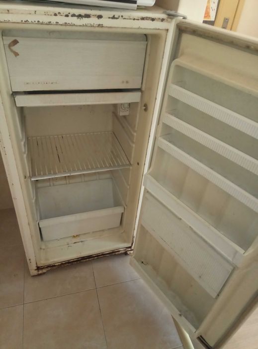 Стар руски хладилник- работещ