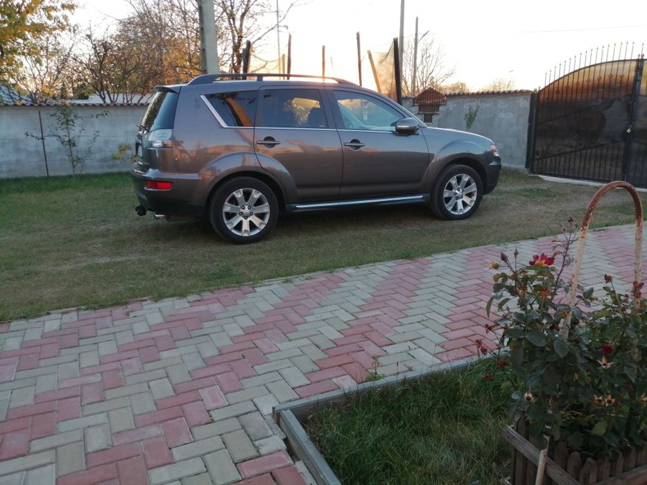 Vând mitsubishi outlander.   An 2011.    Masina personala