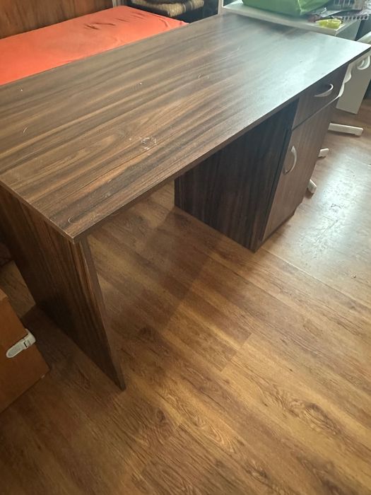 2броя бюра с 2 стола