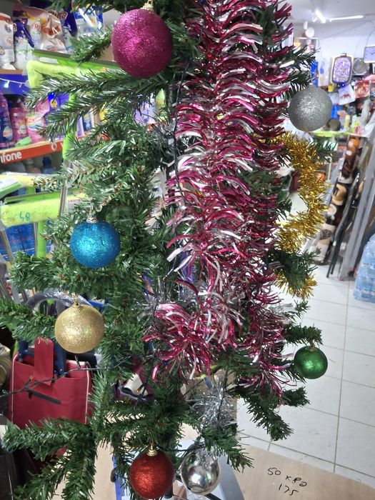 Brad artificial 1,4 m cu instalație,  globuri si beteala. Suport metal