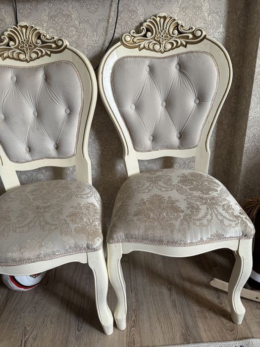 Стол и стулья продаю