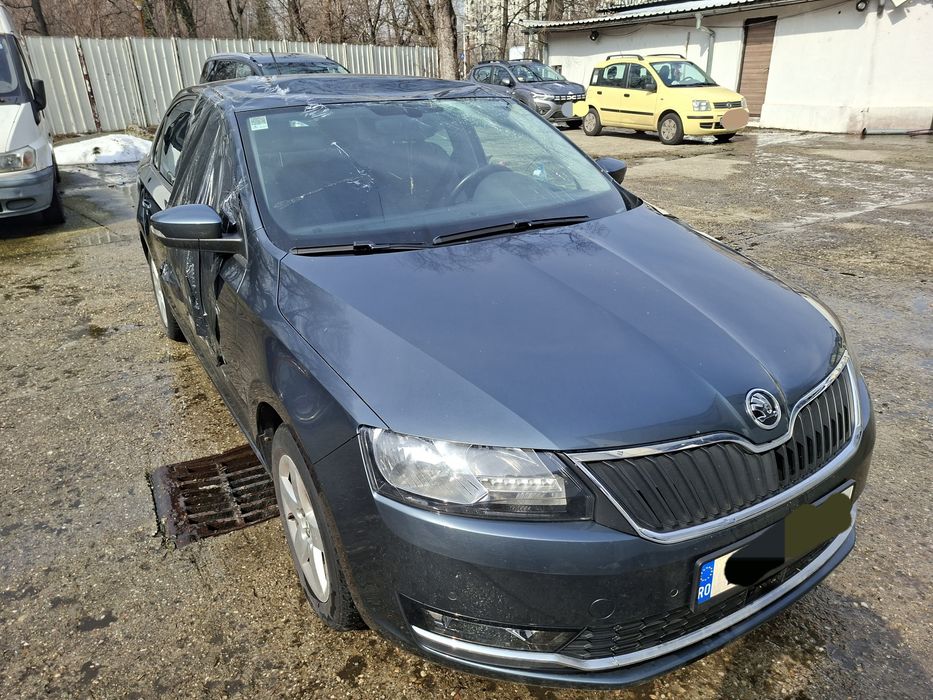 Skoda Rapid avariata de un copac