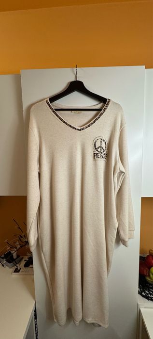 Дълга дамска рокля в светъл цвят.