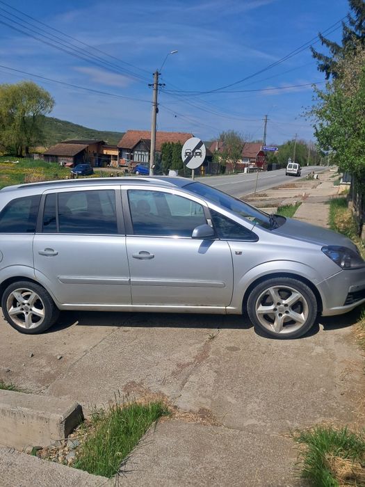 Opel Zafira model 2006