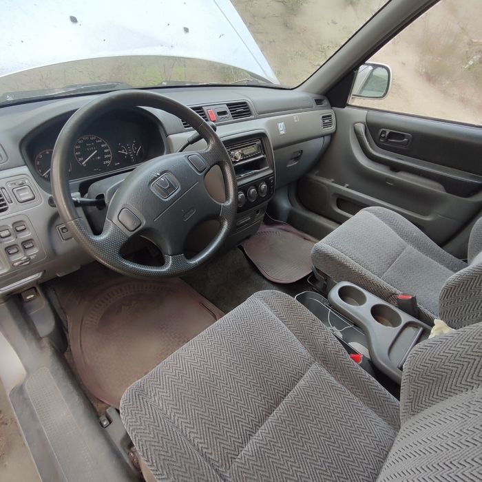 Продавам хонда CR V