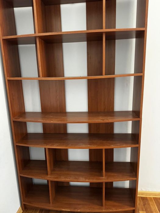 Книжный стеллаж