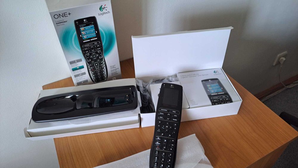 Telecomanda universala Logitech Harmony One Plus, stare perfecta functional si estetic