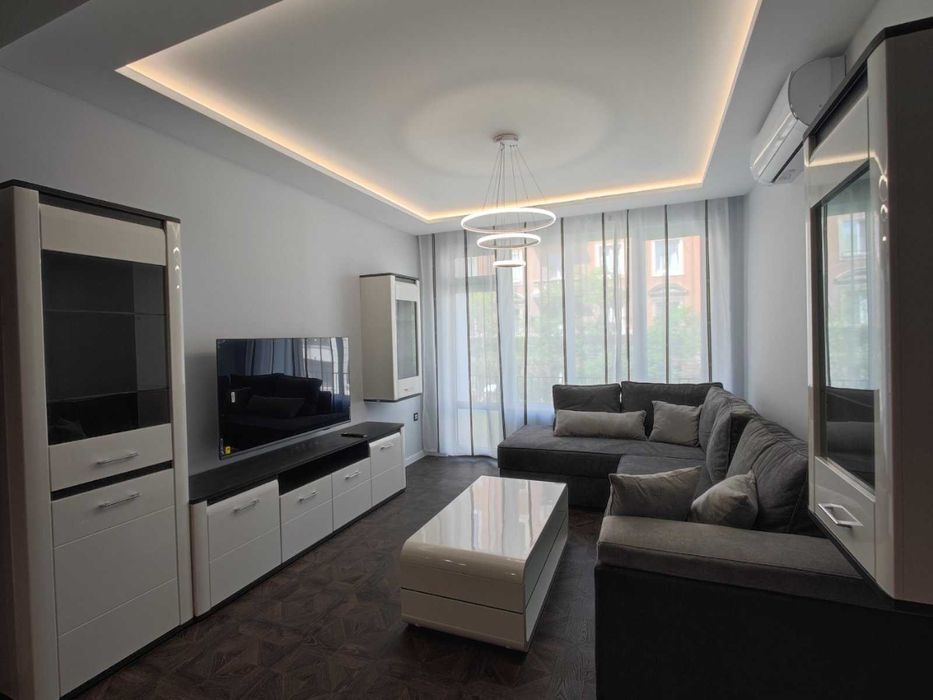 Дава се под наем Тристаен апартамент в София, Център - 1000 кв.м за 1275 € - Снимка #1