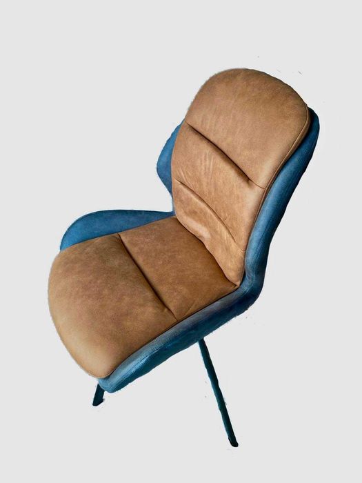 Scaun tip fotoliu  tapitat in doua nuante ,piele intoarsa