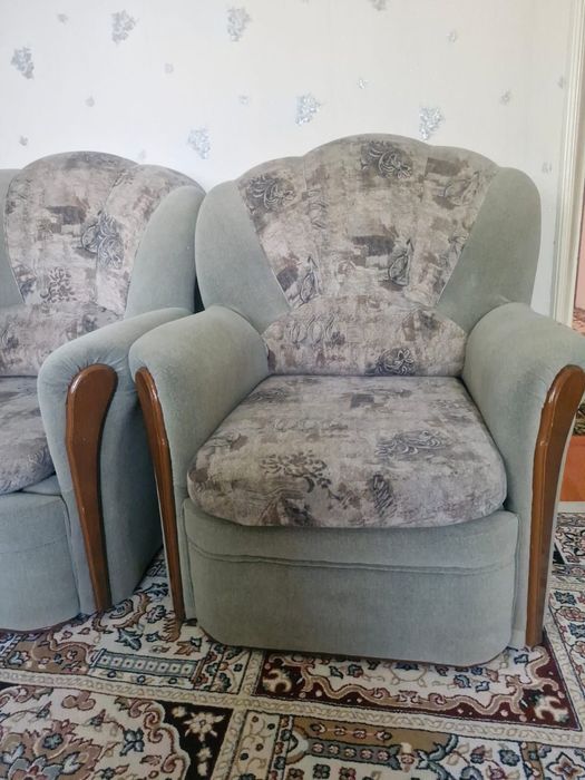 Продам диван 4 с креслами.