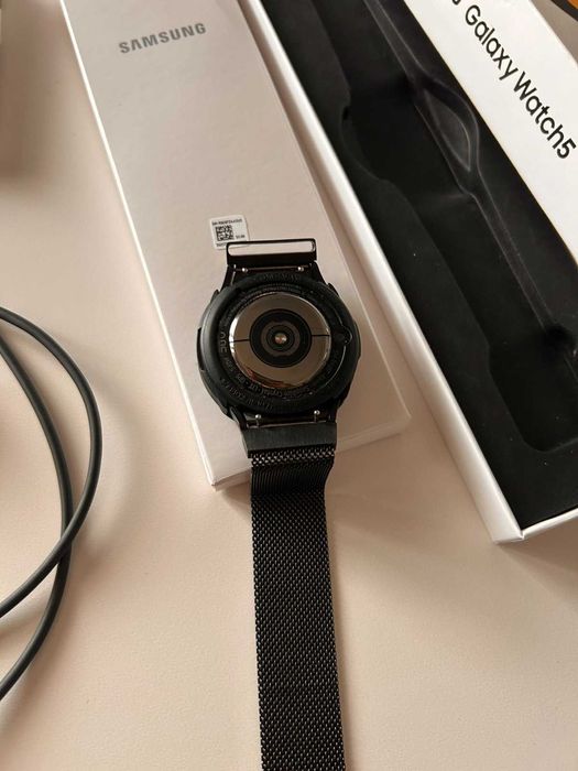 Samsung Galaxy Watch 5 – като нов, с метална магнитна каишка