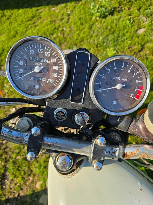 Motocicletă Suzuki Clasică – Proiect Restaurare / Colecție